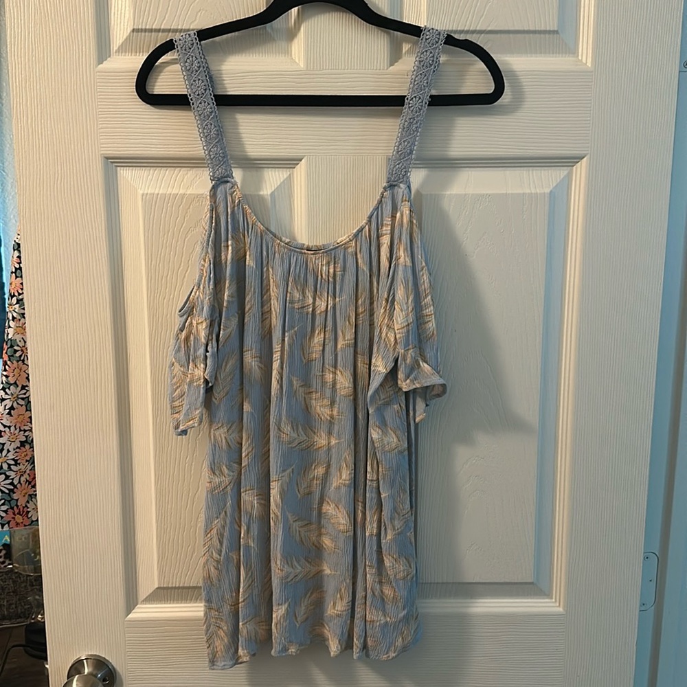 Torrid Cold Shoulder Top 🩵